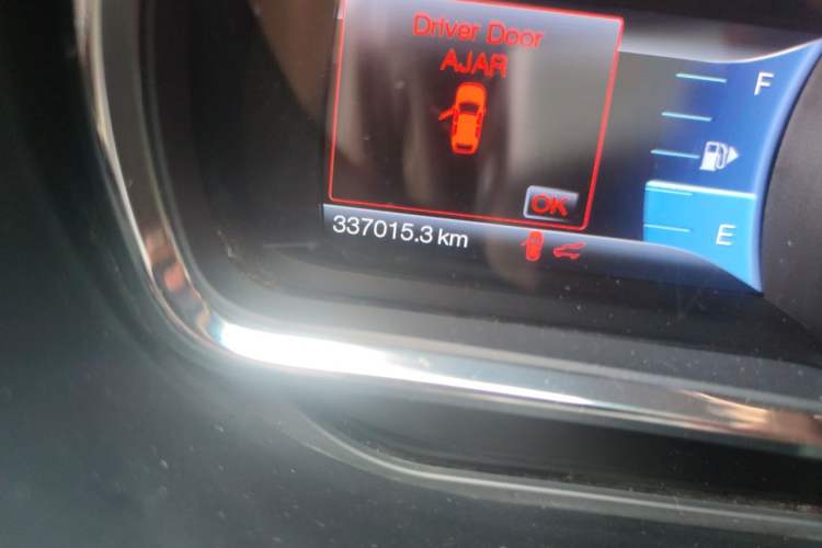 Used Lincoln MKT 2010 3.5T Ecoboost AWD Odometer Close Up