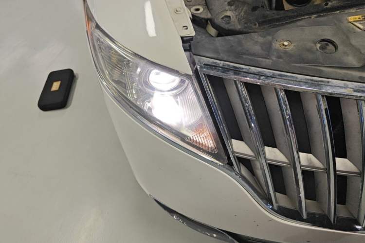 Used Lincoln MKT 2010 3.5T EcoBoost AWD Right Front Headlight