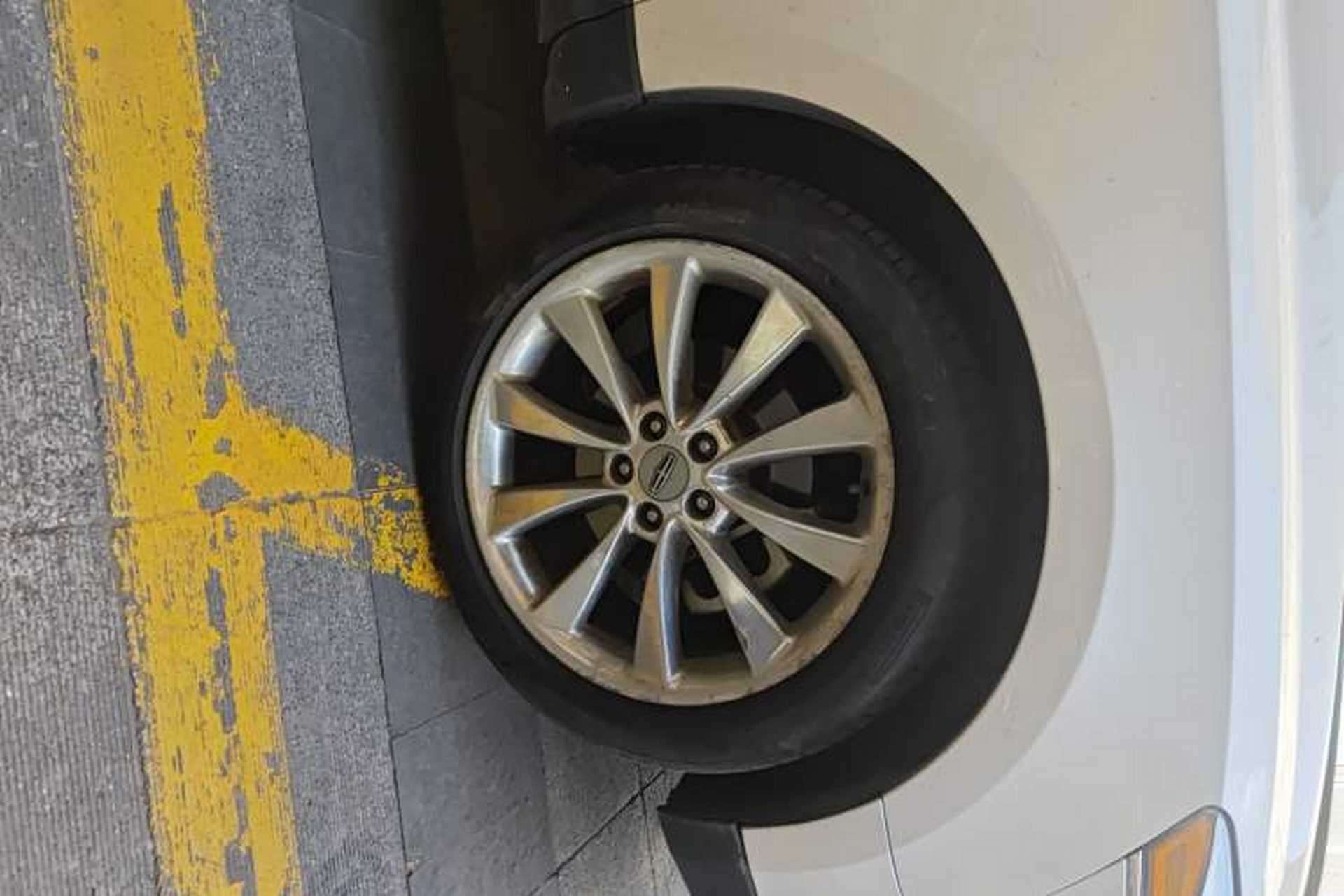 Used Lincoln MKT 2010 3.5T EcoBoost AWD Right Front Wheel Hub