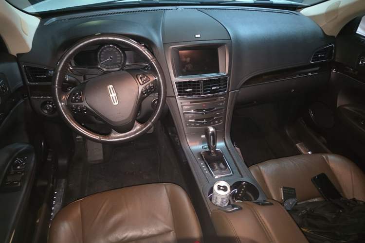 Used Lincoln MKT  Center Console