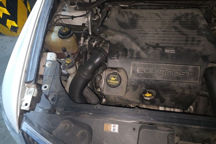 Used Lincoln MKT  Engine Bay Right
