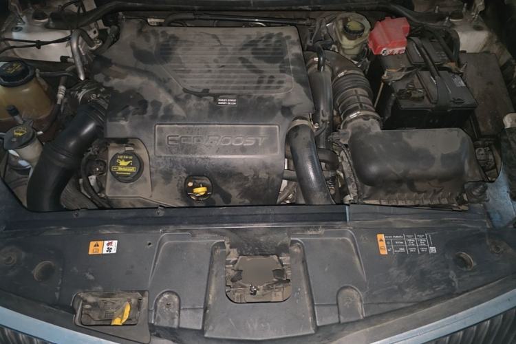 Used Lincoln MKT  Engine Bay