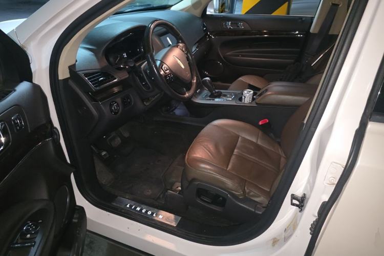 Used Lincoln MKT  Left Front Seat