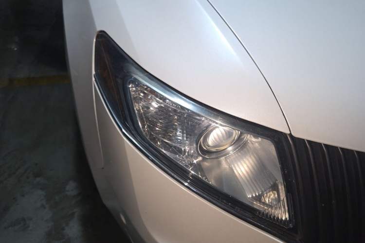 Used Lincoln MKT  Right Front Headlight
