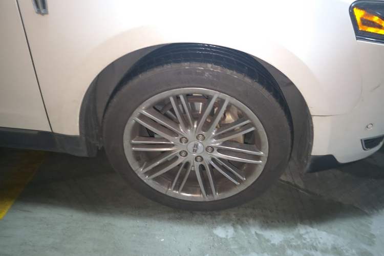 Used Lincoln MKT  Right Front Wheel Hub