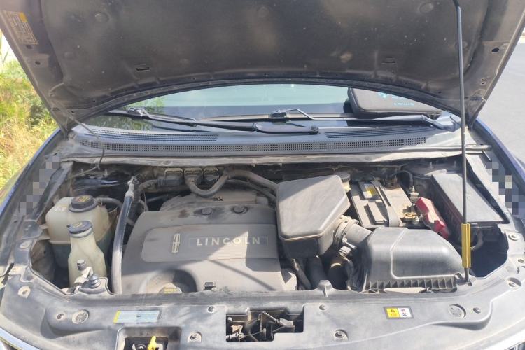 Used Lincoln MKX  Engine Bay