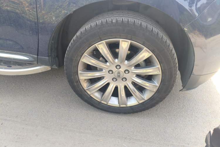 Used Lincoln MKX  Right Front Wheel Hub