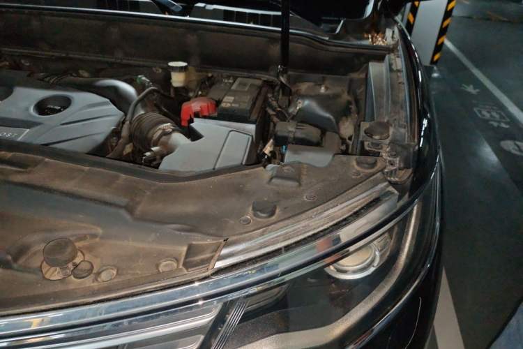 Used Lincoln MKX 2015 2.0T Two-Wheel Drive Deluxe Edition Engine Bay Left