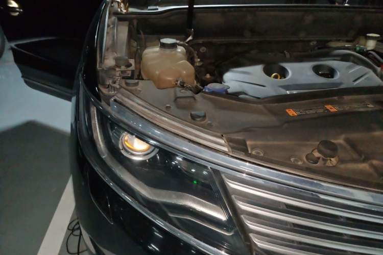 Used Lincoln MKX 2015 2.0T Two-Wheel Drive Deluxe Edition Engine Bay Right
