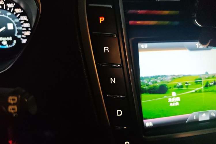 Used Lincoln MKX 2015 2.0T Two-Wheel Drive Deluxe Edition Gear Lever