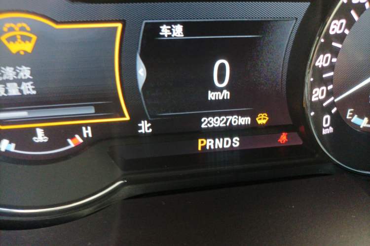 Used Lincoln MKX 2015 2.0T Two-Wheel Drive Deluxe Edition Odometer Close Up