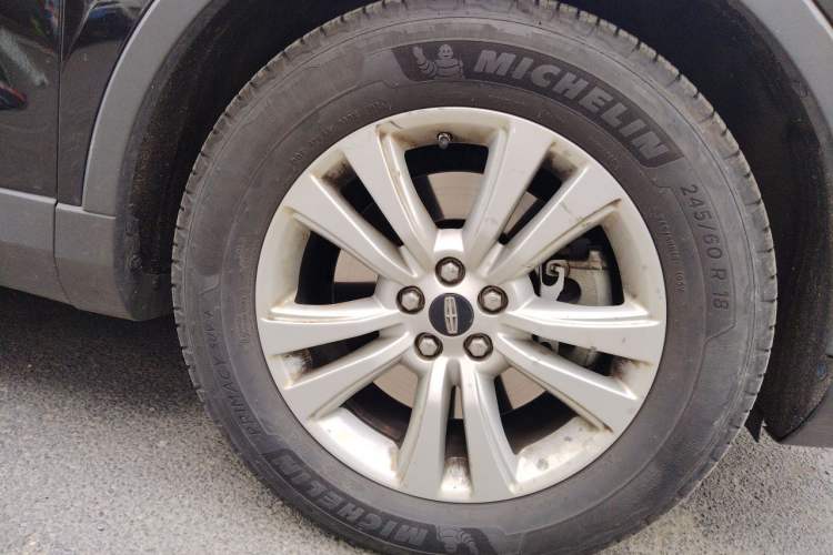 Used Lincoln MKX 2015 2.0T Two-Wheel Drive Deluxe Edition Right Front Wheel Hub