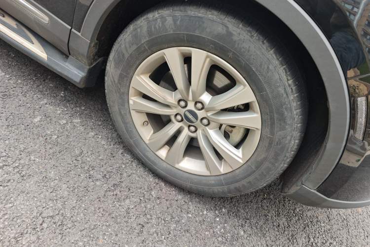 Used Lincoln MKX 2015 2.0T Two-Wheel Drive Deluxe Edition Right Front Wheel Hub