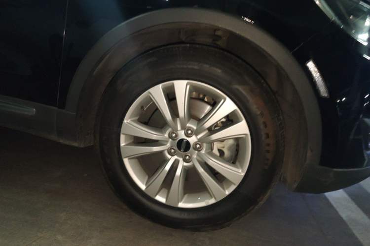 Used Lincoln MKX 2015 2.0T Two-Wheel Drive Deluxe Edition Right Front Wheel Hub