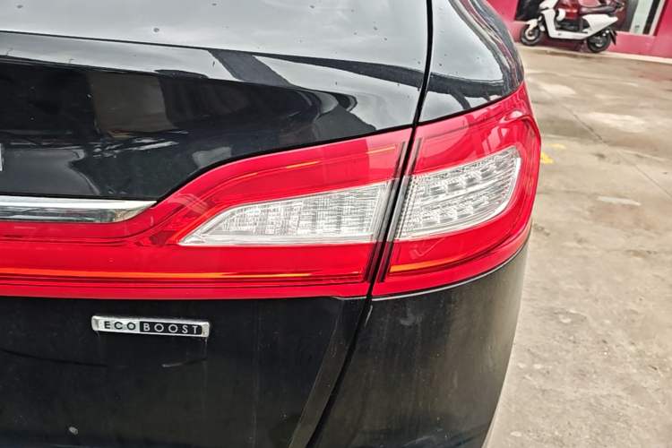 Used Lincoln MKX 2015 2.0T Two-Wheel Drive Deluxe Edition Right Rear Taillight