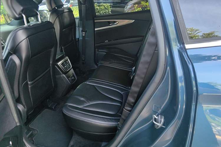 Used Lincoln MKX 2015 2.0T Two-Wheel Drive Deluxe Edition Left Rear Seat
