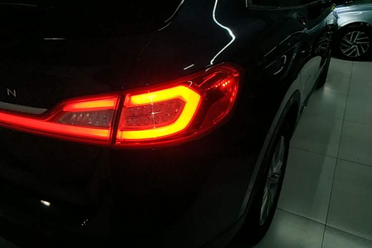 Used Lincoln MKX 2015 2.0T Two-Wheel Drive Deluxe Edition Right Rear Taillight
