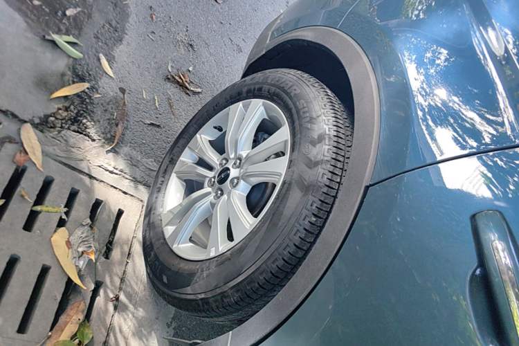 Used Lincoln MKX 2015 2.0T Two-Wheel Drive Deluxe Edition Right Rear Wheel Hub