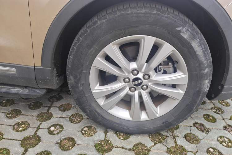Used Lincoln MKX 2015 2.0T Two-Wheel Drive Deluxe Edition Right Front Wheel Hub