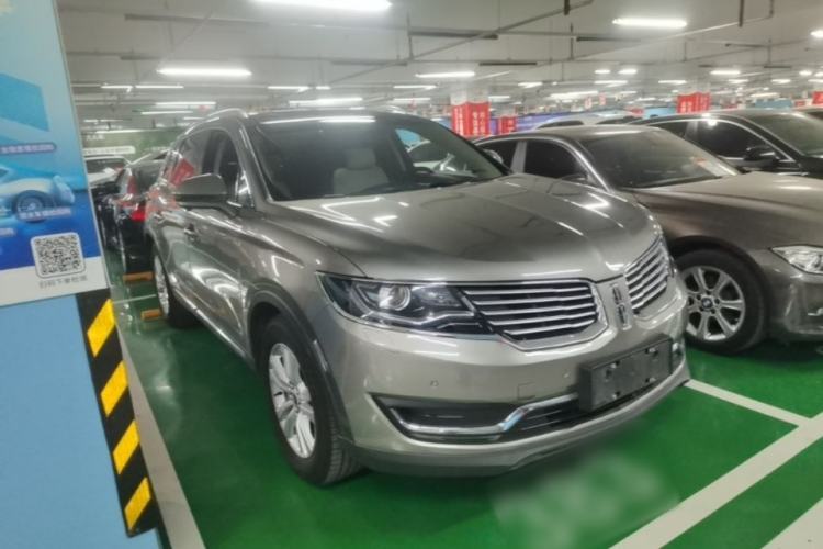 Used Lincoln MKX 2015 2.0T Two-Wheel Drive Deluxe Edition Front Right 45 Deg
