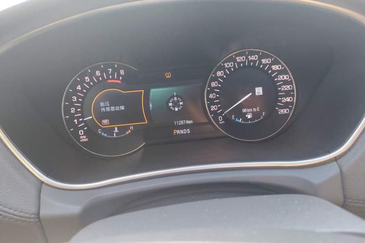 Used Lincoln MKX 2015 2.0T Two-Wheel Drive Deluxe Edition Odometer Close Up