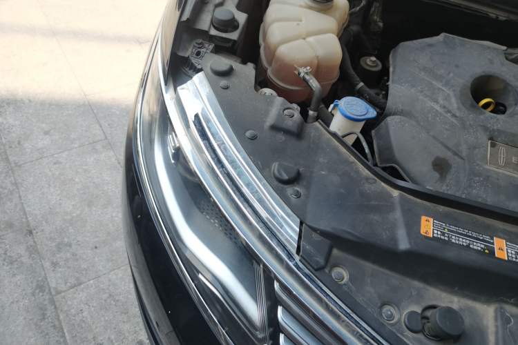 Used Lincoln MKX 2015 2.0T Two-Wheel Drive Deluxe Edition Engine Bay Right