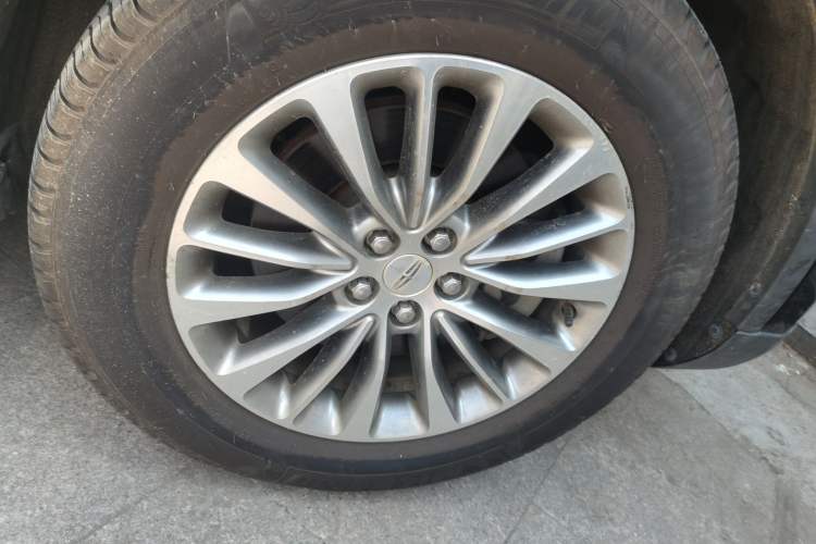 Used Lincoln MKX 2015 2.0T Two-Wheel Drive Deluxe Edition Right Front Wheel Hub