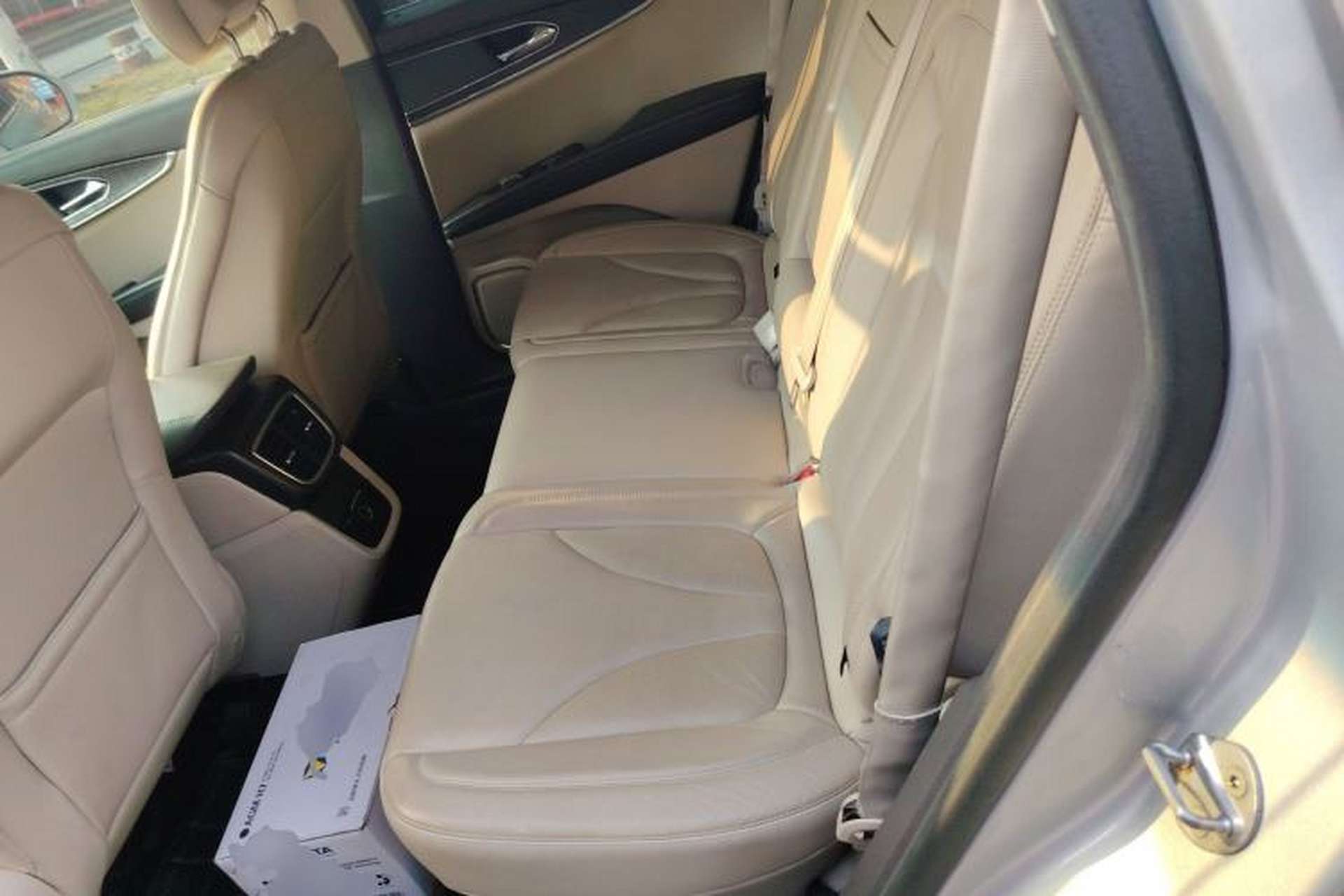 Used Lincoln MKX 2015 2.0T Two-Wheel Drive Deluxe Edition Left Rear Seat