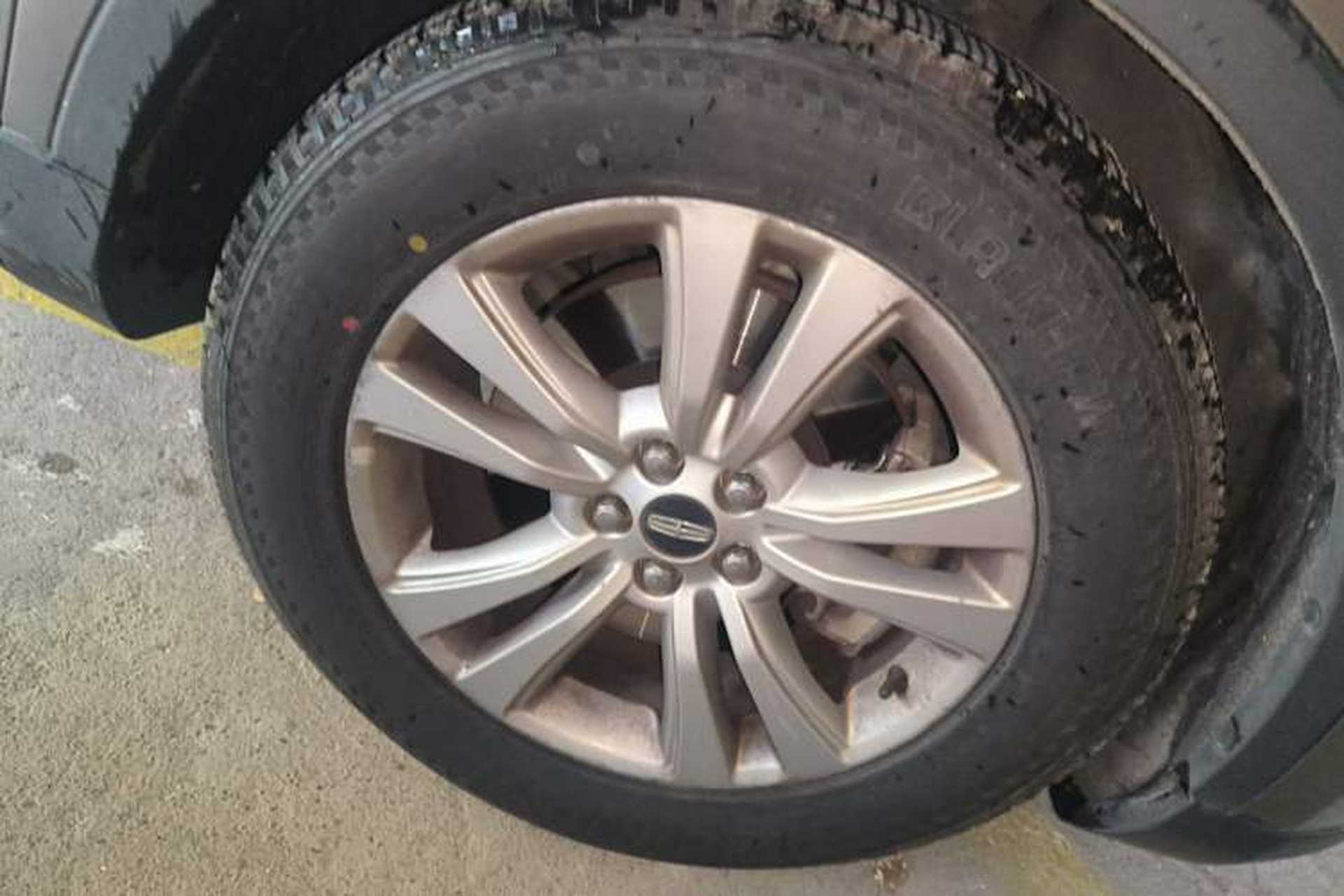 Used Lincoln MKX 2015 2.0T Two-Wheel Drive Deluxe Edition Right Front Wheel Hub