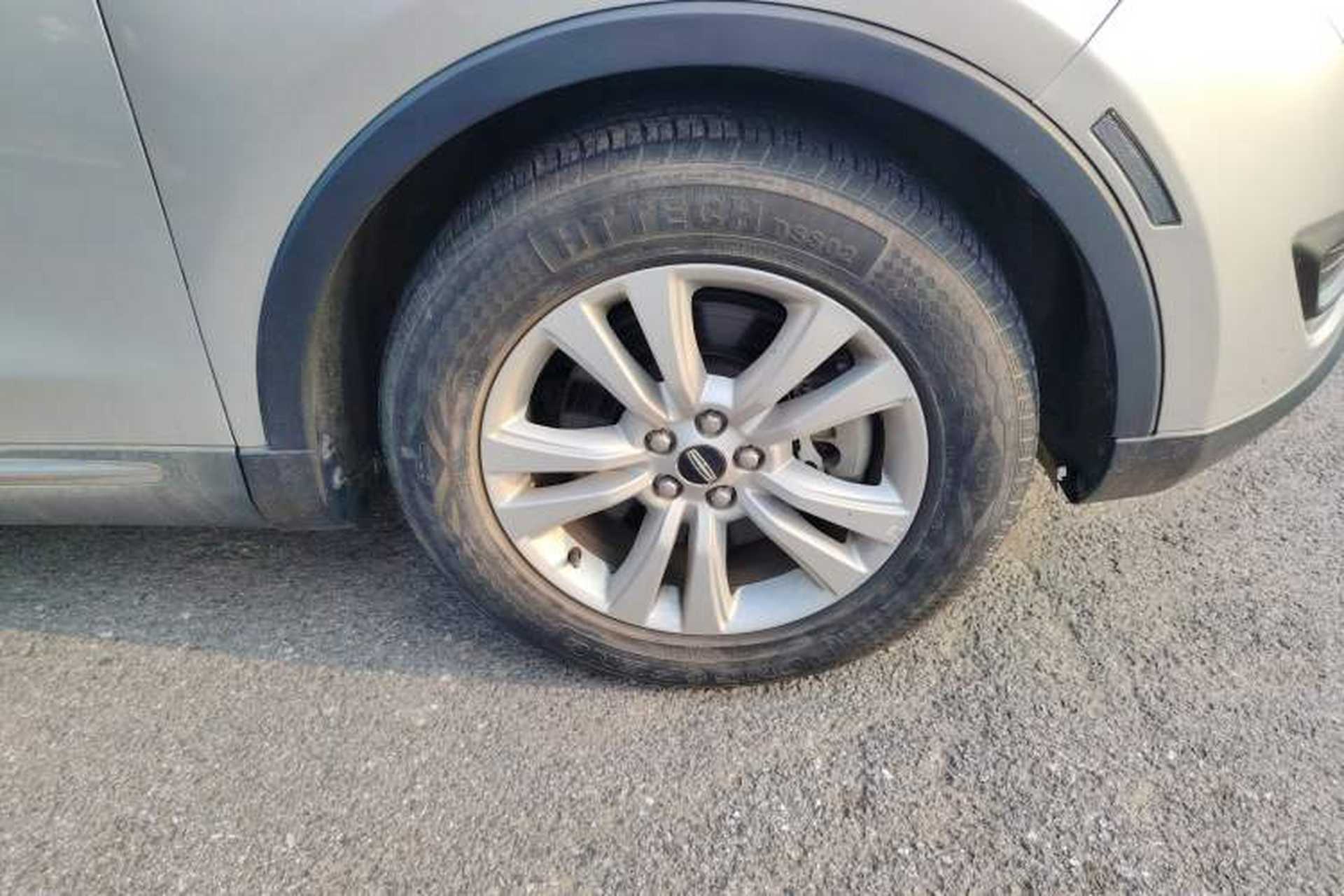 Used Lincoln MKX 2015 2.0T Two-Wheel Drive Deluxe Edition Right Front Wheel Hub