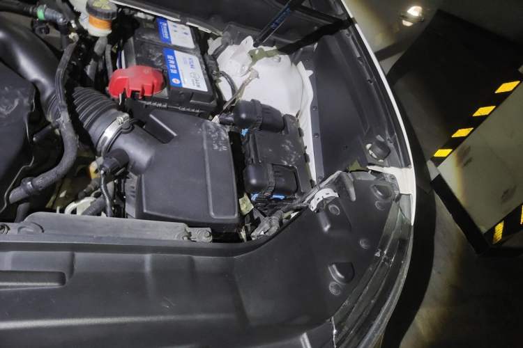 Used Lincoln MKX 2015 2.0T Two-Wheel Drive Deluxe Edition Engine Bay Left