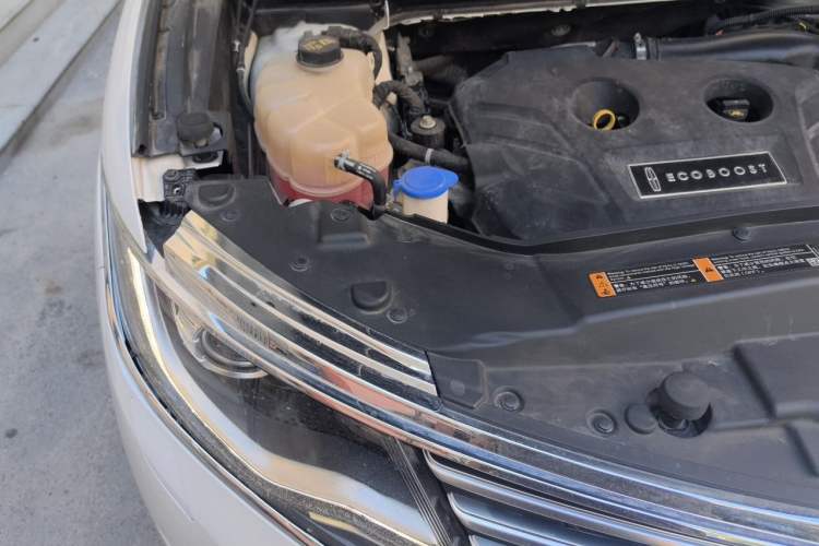 Used Lincoln MKX 2015 2.0T Two-Wheel Drive Deluxe Edition Engine Bay Right