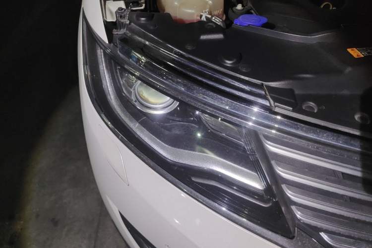 Used Lincoln MKX 2015 2.0T Two-Wheel Drive Deluxe Edition Right Front Headlight