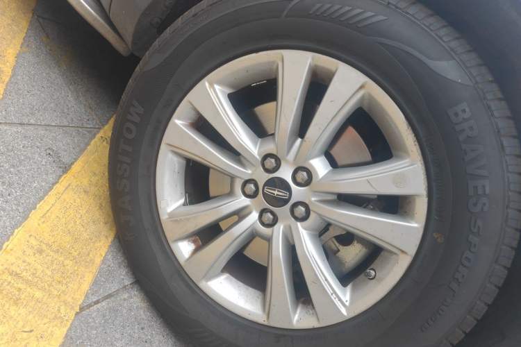 Used Lincoln MKX 2015 2.0T Two-Wheel Drive Deluxe Edition Right Front Wheel Hub