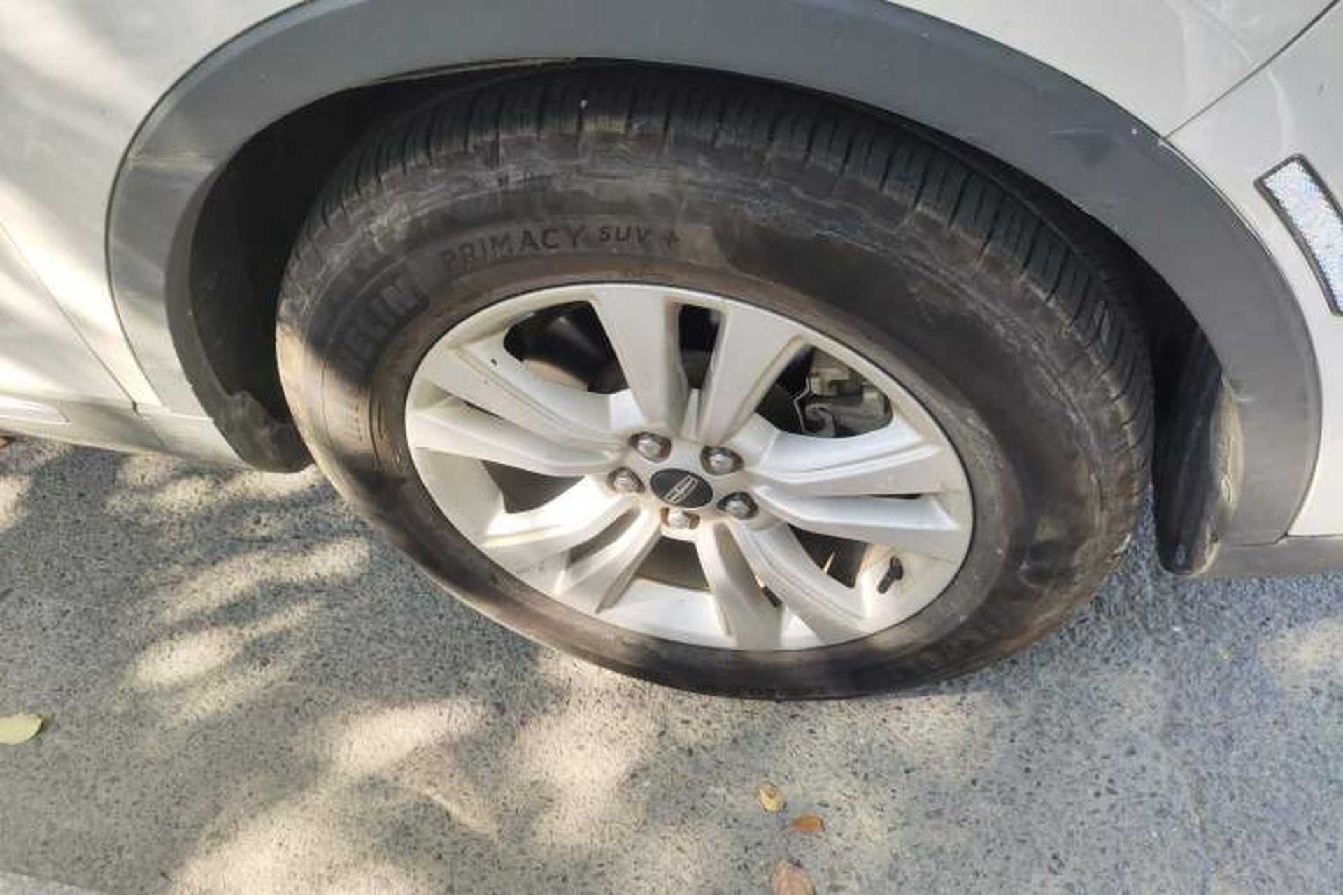 Used Lincoln MKX 2015 2.0T Two-Wheel Drive Deluxe Edition Right Front Wheel Hub