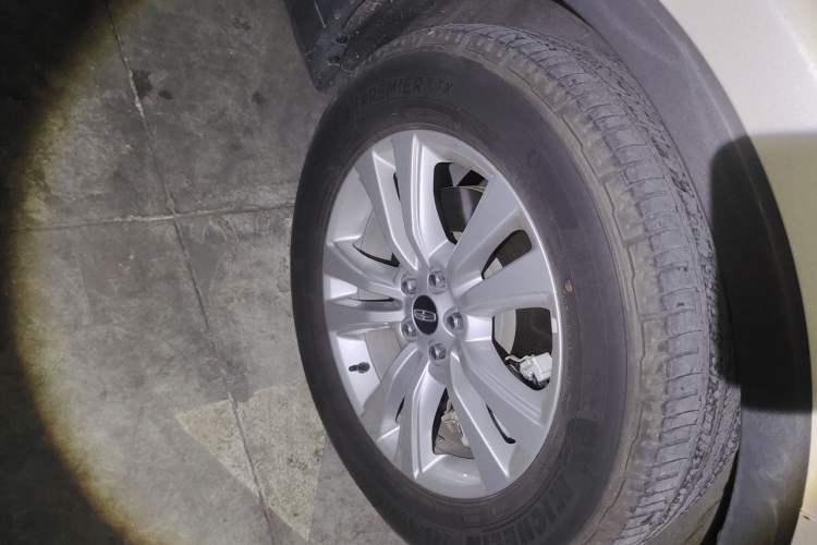 Used Lincoln MKX 2015 2.0T Two-Wheel Drive Deluxe Edition Right Front Wheel Hub