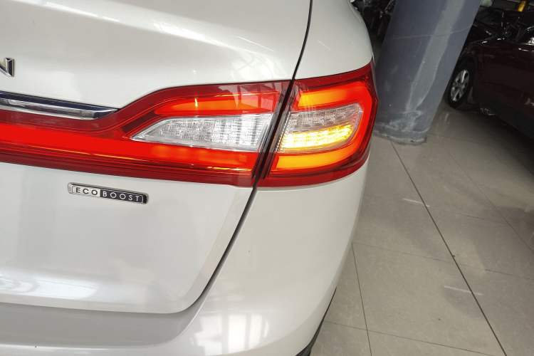 Used Lincoln MKX 2015 2.0T Two-Wheel Drive Deluxe Edition Right Rear Taillight