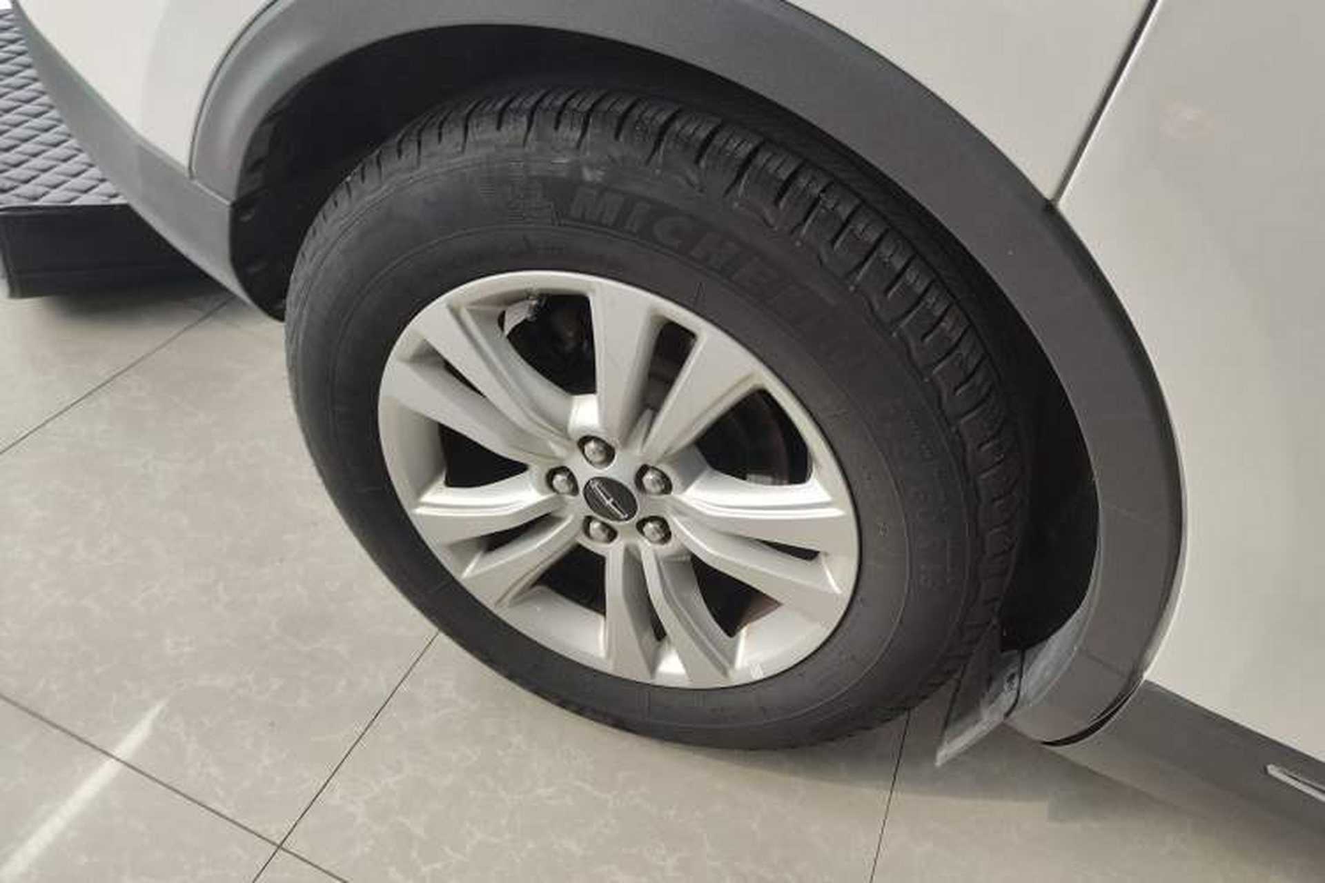 Used Lincoln MKX 2015 2.0T Two-Wheel Drive Deluxe Edition Right Rear Wheel Hub