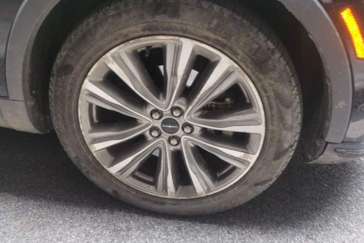 Used Lincoln MKX  Right Front Wheel Hub