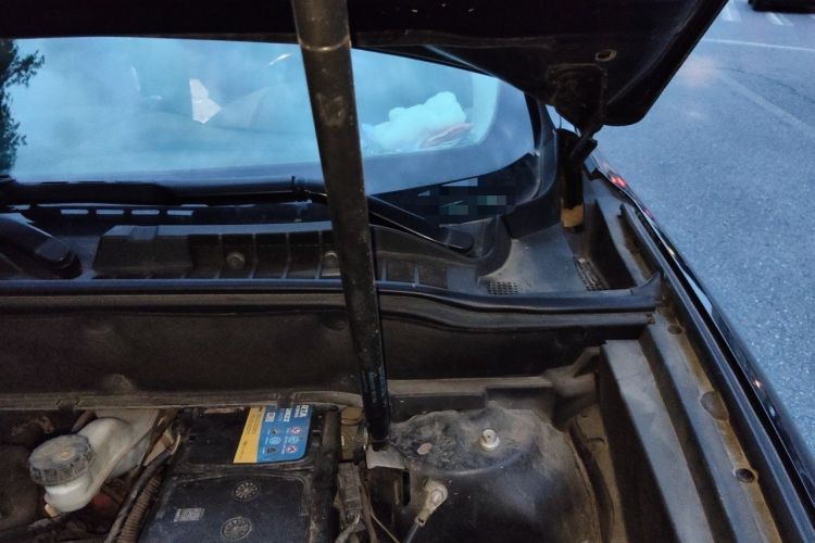 Used Lincoln MKX 2017 2.0T Two-Wheel Drive Deluxe Edition Engine Bay Left