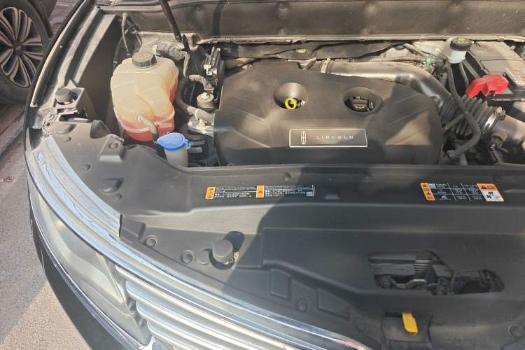 Used Lincoln MKX 2017 2.0T Two-Wheel Drive Deluxe Edition Engine Bay Right