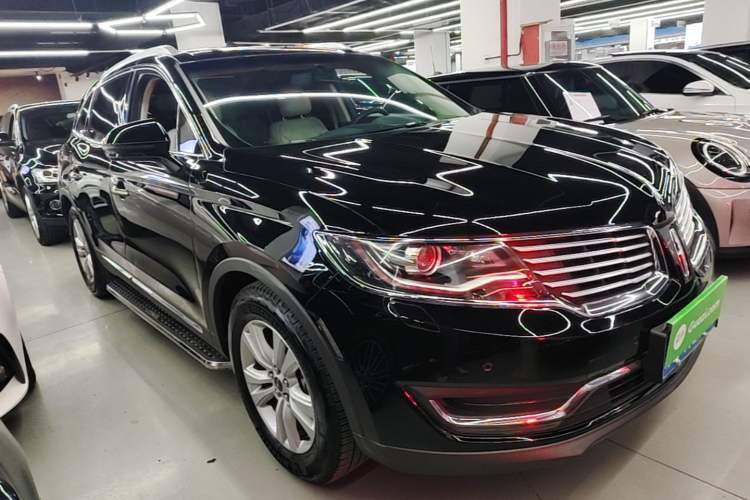 Used Lincoln MKX 2017 2.0T Two-Wheel Drive Deluxe Edition Front Right 45 Deg