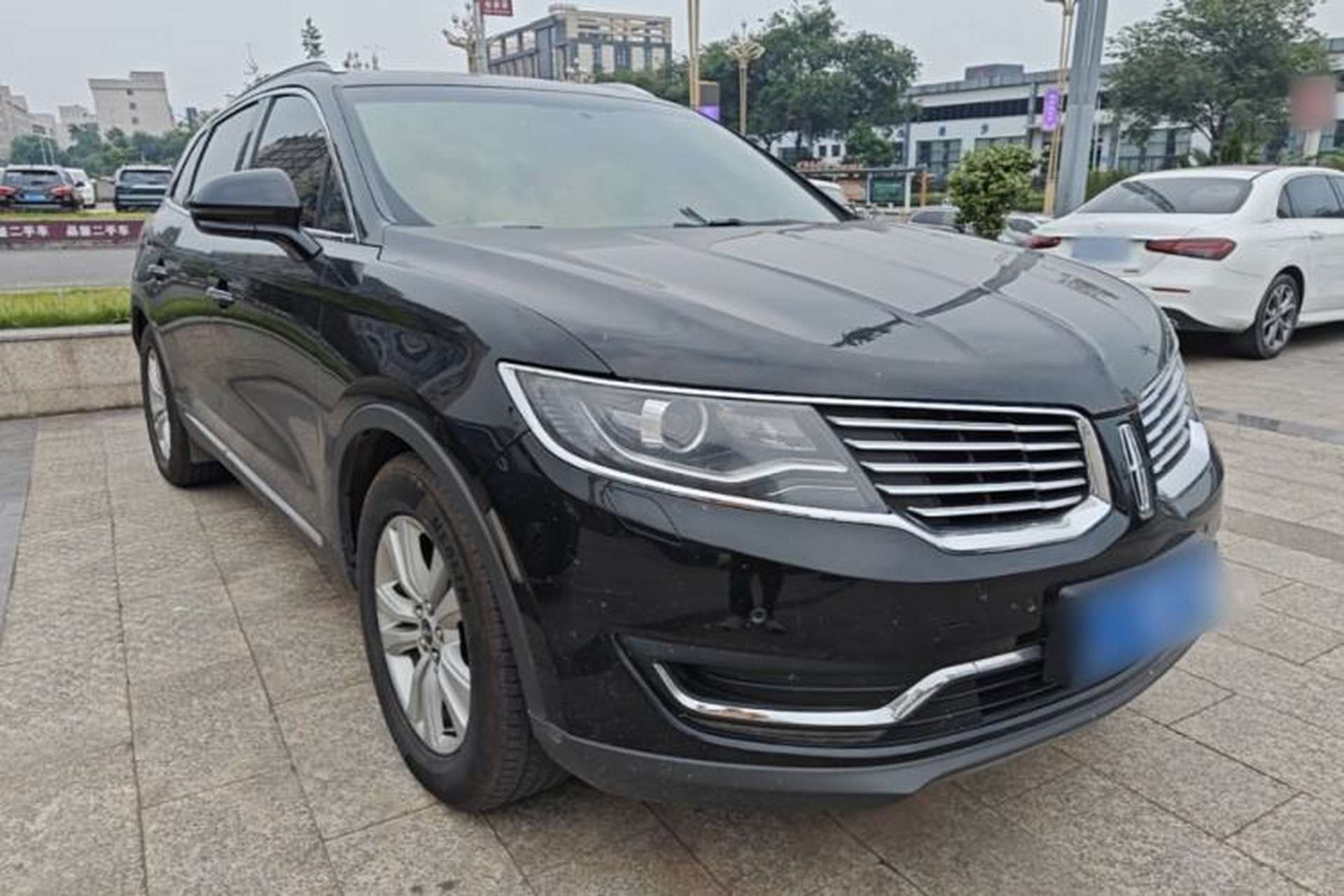 Used Lincoln MKX 2017 2.0T Two-Wheel Drive Deluxe Edition Front Right 45 Deg