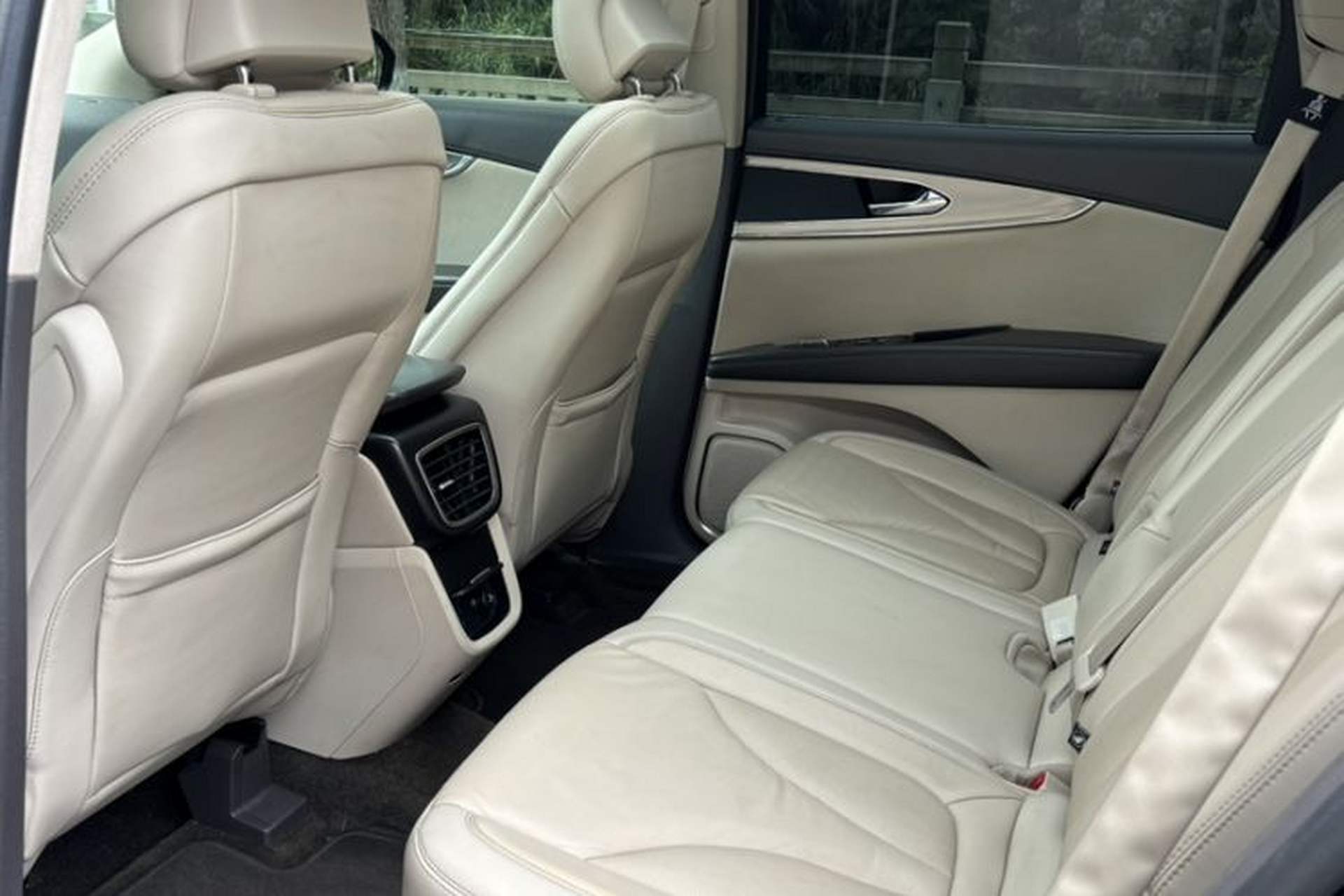 Used Lincoln MKX 2017 2.0T Two-Wheel Drive Deluxe Edition Interior 3