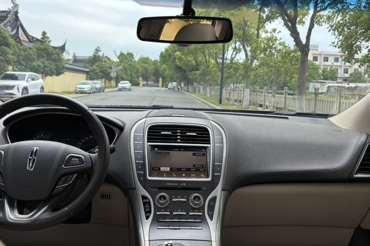 Used Lincoln MKX 2017 2.0T Two-Wheel Drive Deluxe Edition Interior 4