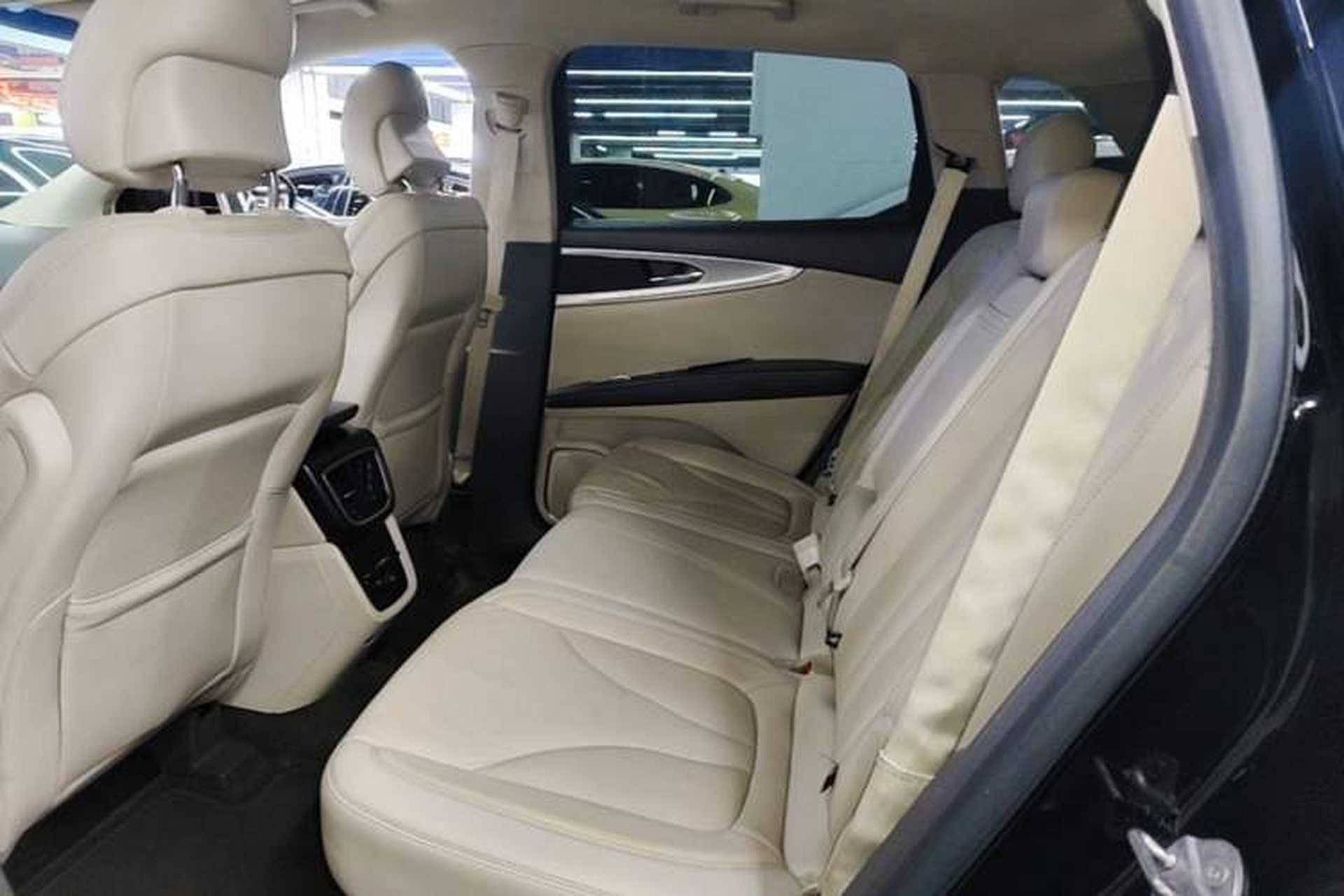 Used Lincoln MKX 2017 2.0T Two-Wheel Drive Deluxe Edition Left Rear Seat