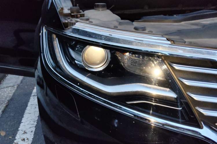 Used Lincoln MKX 2017 2.0T Two-Wheel Drive Deluxe Edition Right Front Headlight