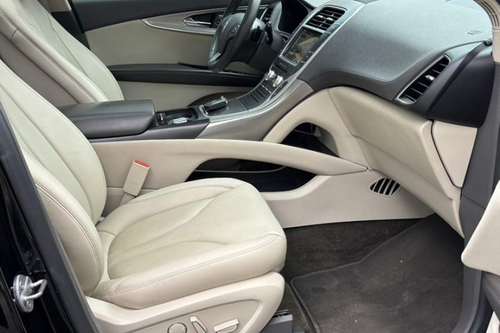 Used Lincoln MKX 2017 2.0T Two-Wheel Drive Deluxe Edition Right Front Seat