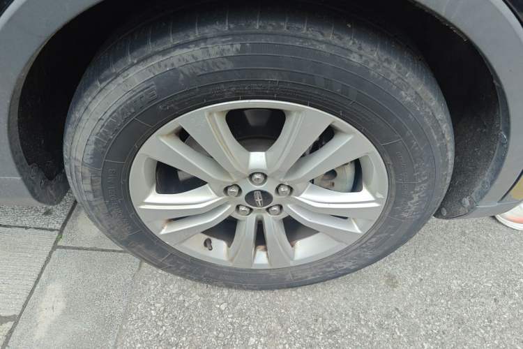 Used Lincoln MKX 2017 2.0T Two-Wheel Drive Deluxe Edition Right Front Wheel Hub