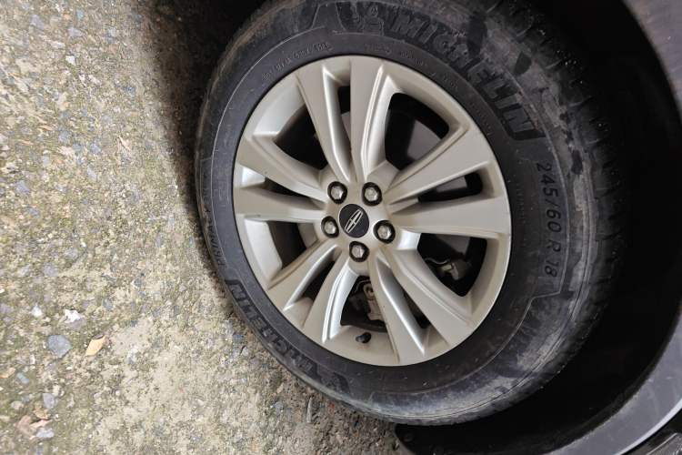 Used Lincoln MKX 2017 2.0T Two-Wheel Drive Deluxe Edition Right Front Wheel Hub